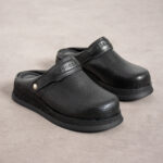 Zoccoli sanitari da donna in pelle naturale neri con cinturino dietro. / Zoccoli sanitari da donna in pelle naturale neri con cinturino dietro. /