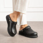 Zoccoli sanitari da donna in pelle naturale neri con cinturino dietro. / Zoccoli sanitari da donna in pelle naturale neri con cinturino dietro. /