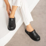 Zoccoli sanitari da donna in pelle naturale neri con cinturino dietro. / Zoccoli sanitari da donna in pelle naturale neri con cinturino dietro. /