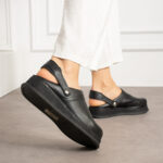 Zoccoli sanitari da donna in pelle naturale neri con cinturino dietro. / Zoccoli sanitari da donna in pelle naturale neri con cinturino dietro. /