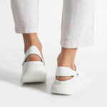 Sabot uomo bianco in pelle con cinturino dietro /