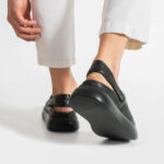 Sabot uomo nero in pelle con cinturino dietro /