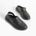 Sabot uomo nero in pelle con cinturino dietro /