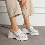 Sabot punta chiusa in pelle con plateau per donna /