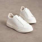 Sneakers bianche eleganti in pelle da donna /