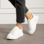 Sneakers bianche eleganti in pelle da donna /