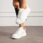 Sneakers bianche eleganti in pelle da donna /