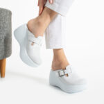 Zoccoli da donna moderni bianchi in pelle naturale con zeppa alta / Zoccoli da donna moderni bianchi in pelle naturale con zeppa alta /