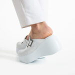 Zoccoli da donna moderni bianchi in pelle naturale con zeppa alta / Zoccoli da donna moderni bianchi in pelle naturale con zeppa alta /