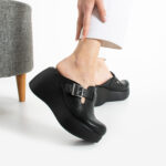 Zoccoli da donna moderni neri in pelle naturale con zeppa alta / Zoccoli da donna moderni neri in pelle naturale con zeppa alta /