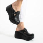 Zoccoli da donna moderni neri in pelle naturale con zeppa alta / Zoccoli da donna moderni neri in pelle naturale con zeppa alta /