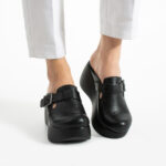 Zoccoli da donna moderni neri in pelle naturale con zeppa alta / Zoccoli da donna moderni neri in pelle naturale con zeppa alta /