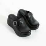 Zoccoli da donna moderni neri in pelle naturale con zeppa alta / Zoccoli da donna moderni neri in pelle naturale con zeppa alta /