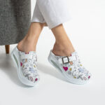 Zoccoli sanitari da donna bianchi in pelle con fibbia / Zoccoli sanitari da donna bianchi in pelle con fibbia /