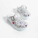 Zoccoli sanitari da donna bianchi in pelle con fibbia / Zoccoli sanitari da donna bianchi in pelle con fibbia /