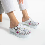 Zoccoli sanitari da donna bianchi in pelle con fibbia / Zoccoli sanitari da donna bianchi in pelle con fibbia /