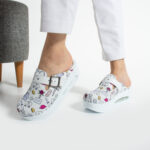 Zoccoli sanitari da donna bianchi in pelle con fibbia / Zoccoli sanitari da donna bianchi in pelle con fibbia /