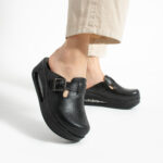 Zoccoli sanitari in pelle nera da donna con fibbia / Zoccoli sanitari in pelle nera da donna con fibbia /