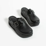 Zoccoli sanitari in pelle nera da donna con fibbia / Zoccoli sanitari in pelle nera da donna con fibbia /