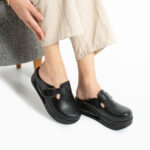 Zoccoli sanitari in pelle nera da donna con fibbia / Zoccoli sanitari in pelle nera da donna con fibbia /