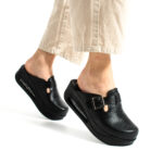 Zoccoli sanitari in pelle nera da donna con fibbia / Zoccoli sanitari in pelle nera da donna con fibbia /