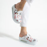 Ciabatte chiuse da donna in pelle con sottopiede soft e cinturino regolabile /