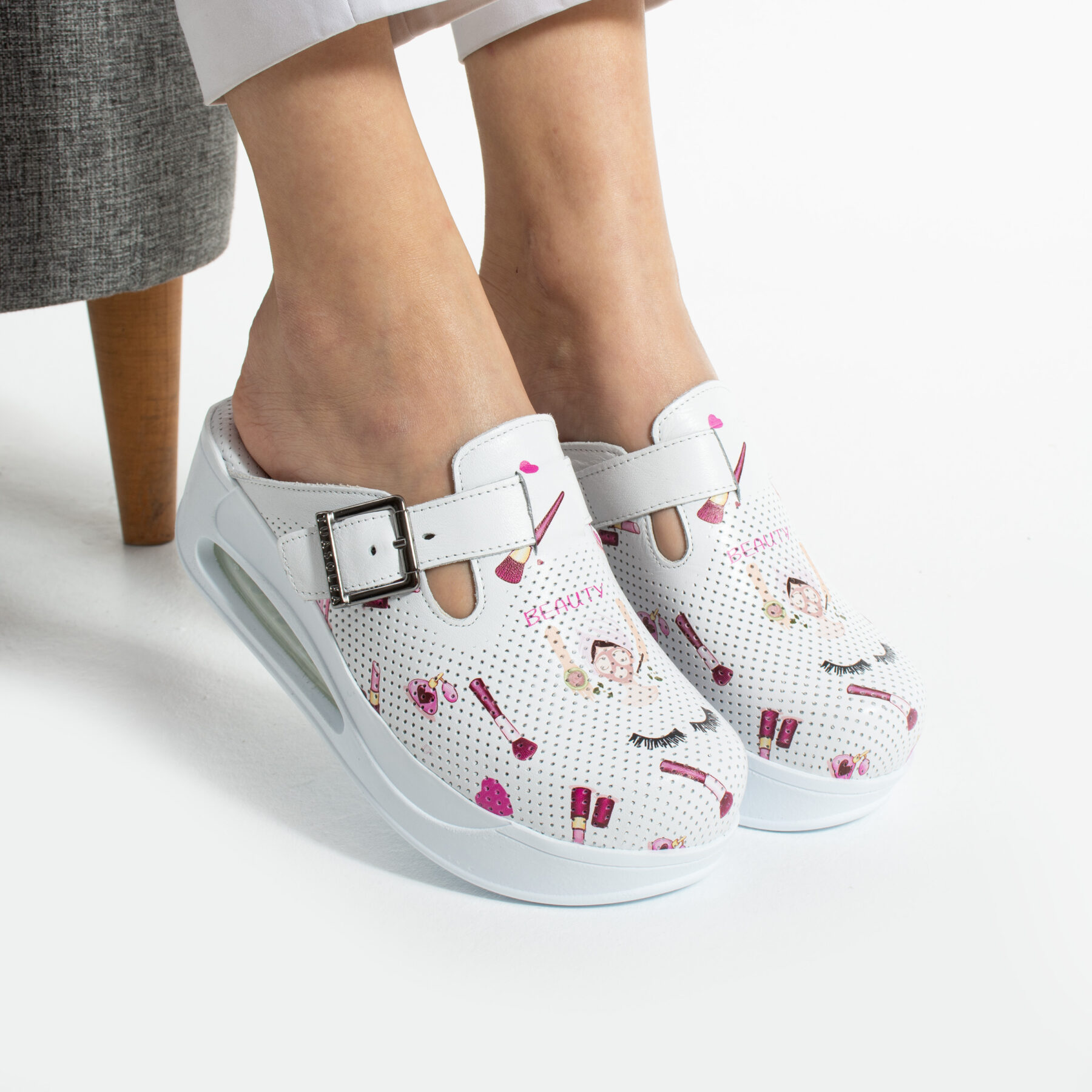 Ciabatte chiuse da donna in pelle con piattaforma per estetiste