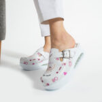 Ciabatte chiuse da donna in pelle con piattaforma per estetiste / Ciabatte chiuse da donna in pelle con piattaforma per estetiste /