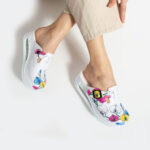 Zoccoli anatomici da lavoro con zeppa e stampa colorata /