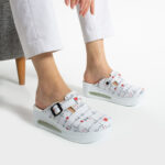 Zoccoli sanitari da donna con zeppa per infermiere / Zoccoli sanitari da donna con zeppa per infermiere /