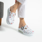 Zoccoli sanitari da donna con zeppa per infermiere / Zoccoli sanitari da donna con zeppa per infermiere /