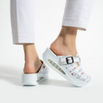 Zoccoli sanitari da donna con zeppa per infermiere / Zoccoli sanitari da donna con zeppa per infermiere /