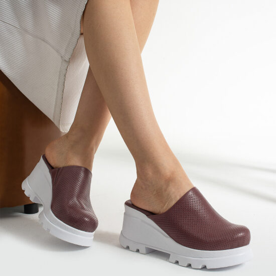 Sabot da donna rosso in pelle con punta chiusa