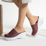 Sabot da donna rosso in pelle con punta chiusa / Sabot da donna rosso in pelle con punta chiusa /