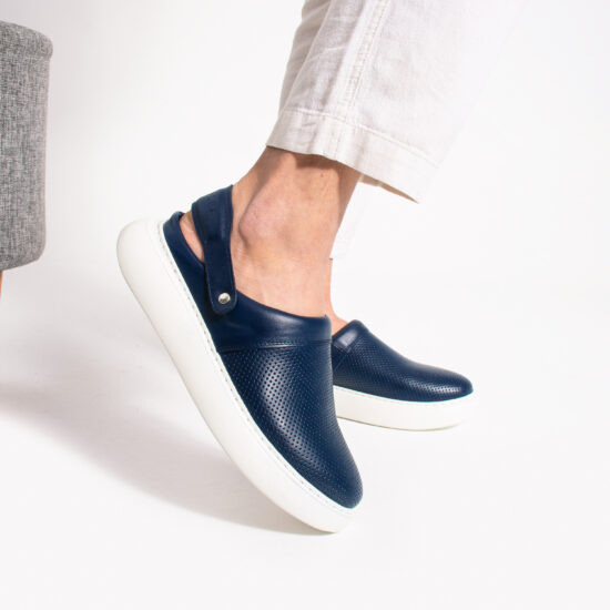 Sabot uomo blu navy in pelle con cinturino dietro
