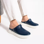 Sabot uomo blu navy in pelle con cinturino dietro /
