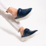 Sabot uomo blu navy in pelle con cinturino dietro /