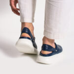 Sabot uomo blu navy in pelle con cinturino dietro /