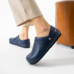 Sabot da donna bassi azzurri in pelle /