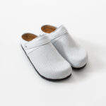 Sabot da donna bassi bianchi in pelle /