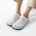 Sabot da donna bassi bianchi in pelle /