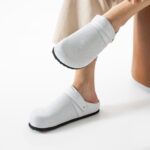 Sabot da donna bassi bianchi in pelle /