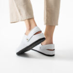 Sabot da donna bassi bianchi in pelle /