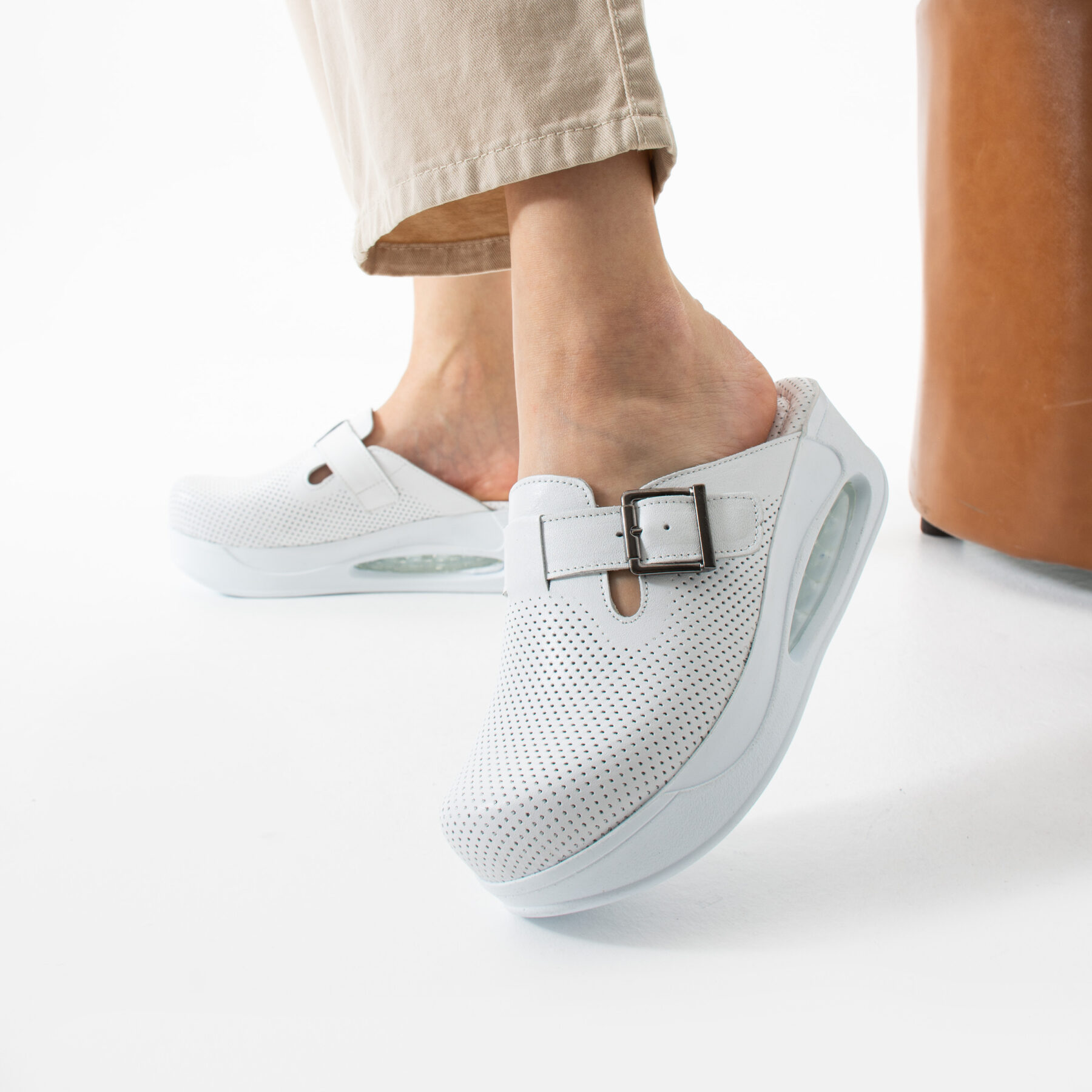 Ciabatte chiuse da donna in pelle con piattaforma