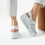 Sabot medico in pelle con zeppa e cinturino dietro per dentista / Sabot medico in pelle con zeppa e cinturino dietro per dentista /