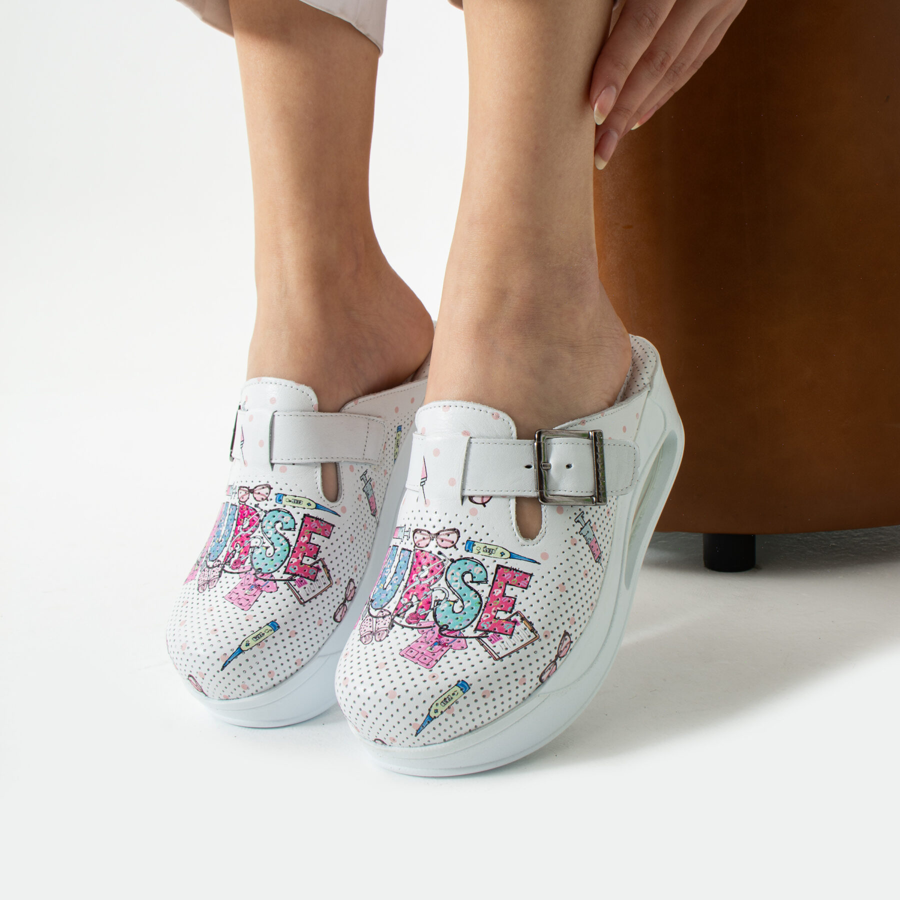 Ciabatte chiuse da donna in pelle con piattaforma per infermiere