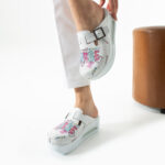 Ciabatte chiuse da donna in pelle con piattaforma per infermiere / Ciabatte chiuse da donna in pelle con piattaforma per infermiere /