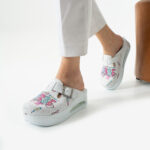 Ciabatte chiuse da donna in pelle con piattaforma per infermiere / Ciabatte chiuse da donna in pelle con piattaforma per infermiere /