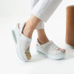 Sabot da lavoro in pelle con zeppa e cinturino dietro per cucina / Sabot da lavoro in pelle con zeppa e cinturino dietro per cucina /