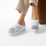 Sabot per infermiere in pelle con zeppa e cinturino dietro /